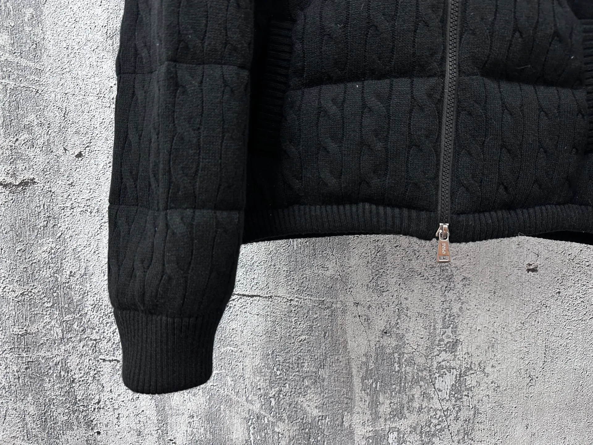 P1000 【Rah Lauren】Ralph Lauren cable down jacket. The warmth of winter is within reach. Combining classic cable knit with warm down, Rah Lauren's texture choice. Warm winter colors, the answer to classics and style. ❄️Needless to say, the texture speaks for itself and defines your winter style. Color Black Khaki Size S-XL